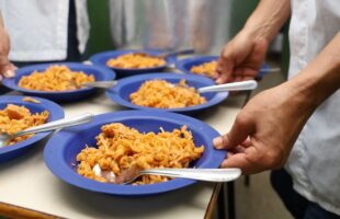 Ex-nutricionista e cúmplice são condenadas por desviar 12 toneladas de carne da merenda em Criciúma