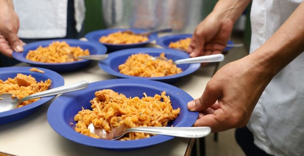 Ex-nutricionista e cúmplice são condenadas por desviar 12 toneladas de carne da merenda em Criciúma