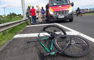 Ciclista de 21 anos tem trauma grave após colidir com carro em rodovia de Jaguaruna