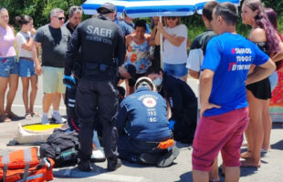 Acidente entre carro e moto em Orleans mobiliza resgate aéreo