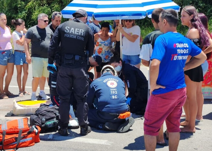 Acidente entre carro e moto em Orleans mobiliza resgate aéreo