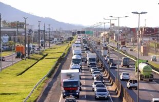 Expectativa de 3 milhões de veículos movimenta a BR-101 Sul no período de festas