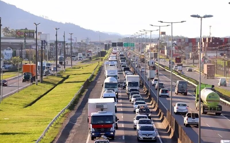 Expectativa de 3 milhões de veículos movimenta a BR-101 Sul no período de festas