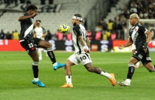 Timão levanta a taça com a Fiel como 12º jogador