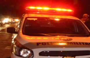 Homem esfaqueia companheira e familiares durante discussão e foge