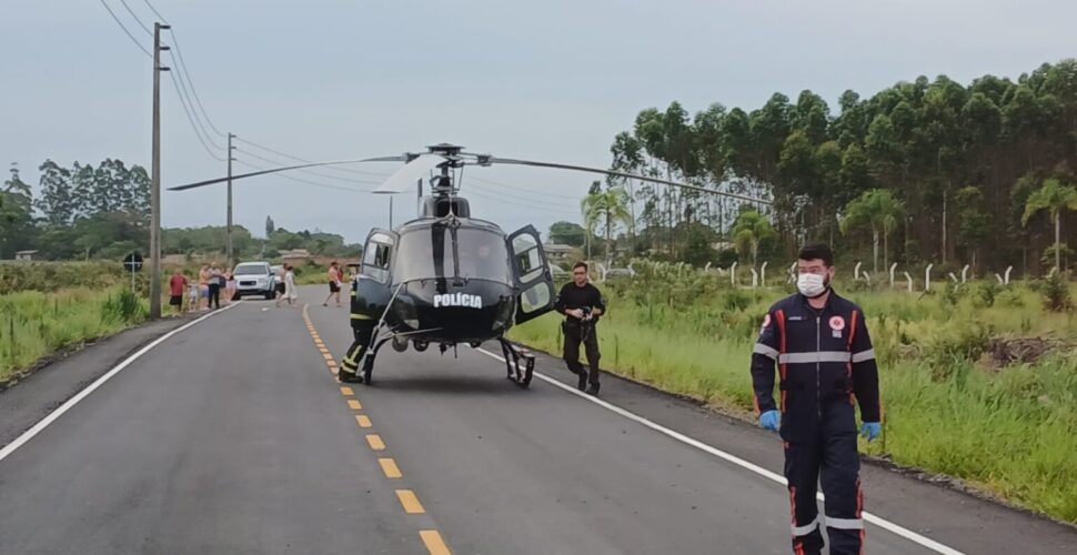 Bebê com traumatismo craniano é resgatado de helicóptero após capotamento