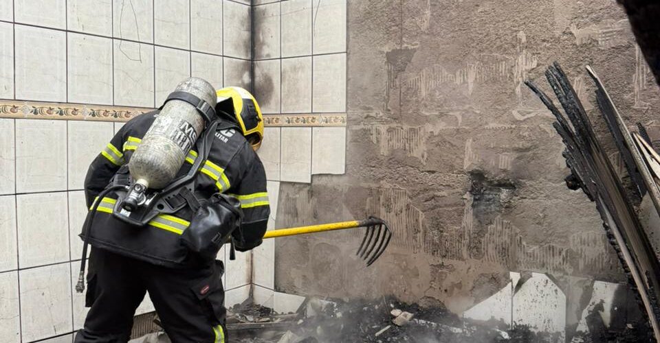 Incêndio consome edícula e coloca morador em estado de choque