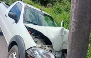 Mulher de 73 anos dorme ao volante e bate em poste no bairro Das Damas, em Urussanga