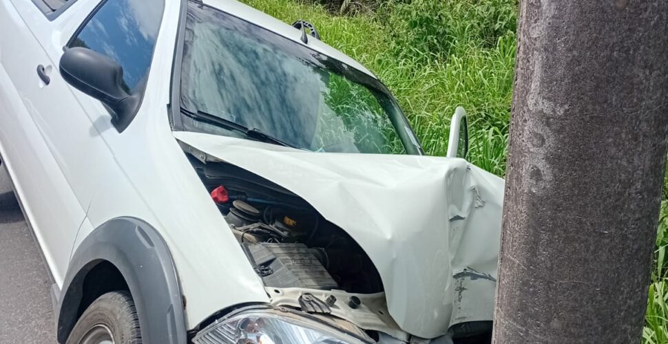 Mulher de 73 anos dorme ao volante e bate em poste no bairro Das Damas, em Urussanga
