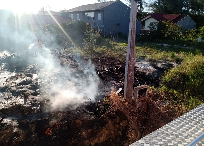 Incêndios e cobra dentro de casa agitam fim de semana de bombeiros
