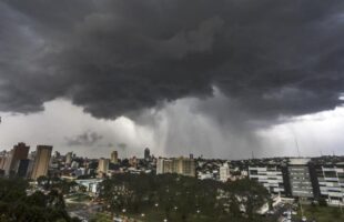 Verão começa com calor intenso e risco de tempestades em Santa Catarina