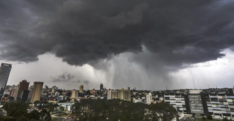 Verão começa com calor intenso e risco de tempestades em Santa Catarina