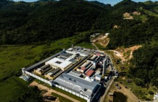 Contraste penitenciário se agrava: saídas de fim de ano ocorrem em meio a déficit histórico e crise de superlotação em SC