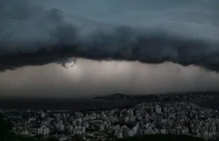 Temporais ameaçam o Natal na Região Sul com nove áreas em alerta em SC