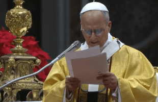 Papa em sua primeira Missa do Galo: “Negar ajuda aos pobres é rejeitar Deus”