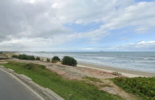 Banhistas ignoram sinalização e são arrastados pela correnteza em Laguna