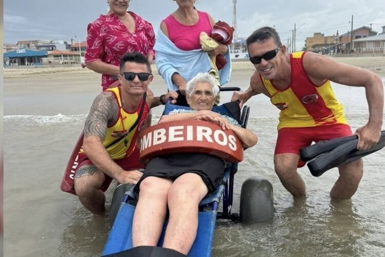 Aos 96 anos, idosa realiza sonho de conhecer o mar em um Natal emocionante