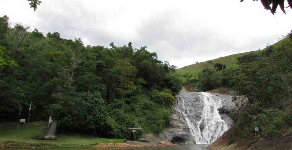 Tragédia em cachoeira deixa pai morto e filho ferido em ataque brutal