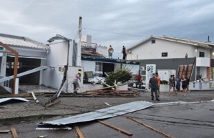 Temporal em Laguna causa estragos e força decreto de emergência