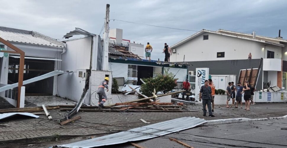 Temporal em Laguna causa estragos e força decreto de emergência