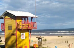 Surfista sofre afogamento ao ser arrastado por corrente em praia de Jaguaruna