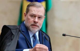 Ministro Dias Toffoli é visto em caminhada na praia do Balneário Rincão