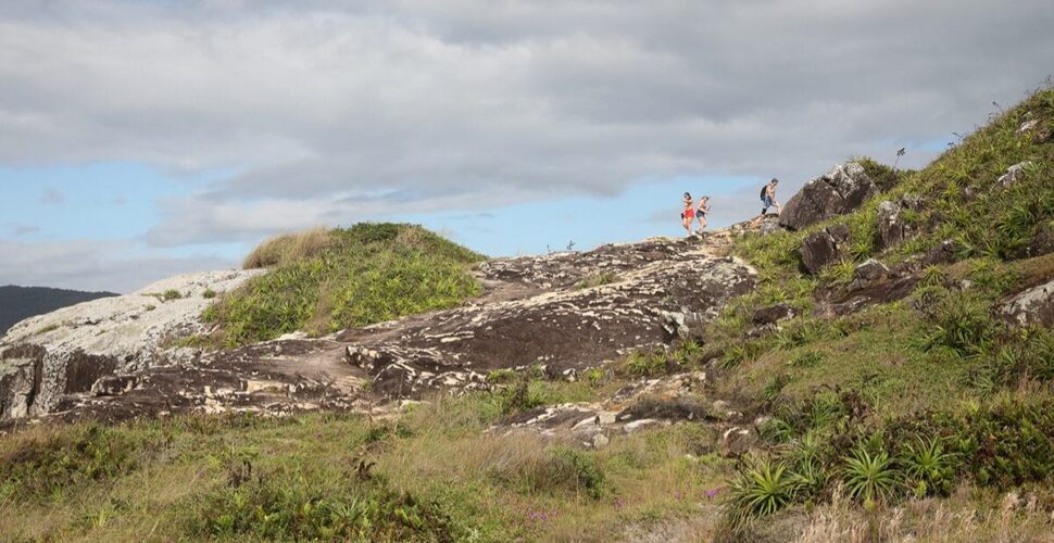 Corpo decapitado encontrado em mala na praia do Santinho é de homem