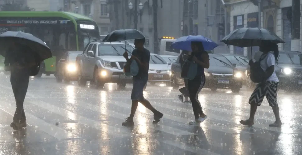 Frente fria avança sobre onda de calor e deve causar temporal no réveillon de pelo menos sete estados.