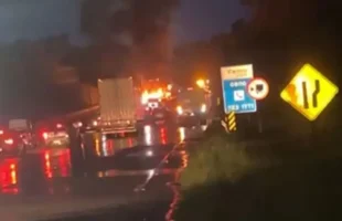 Caminhão em chamas interdita BR-101 no Morro dos Cavalos