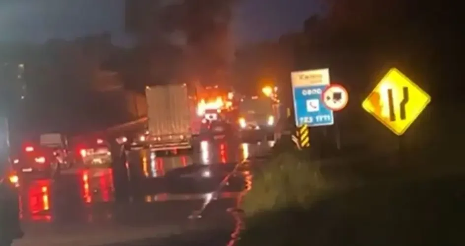 Caminhão em chamas interdita BR-101 no Morro dos Cavalos