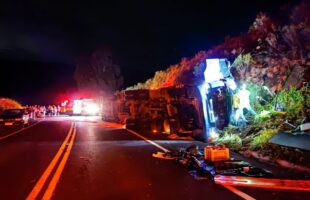 Motorista morre após tombar caminhão carregado de maçãs em São Joaquim