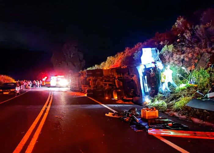 Motorista morre após tombar caminhão carregado de maçãs em São Joaquim