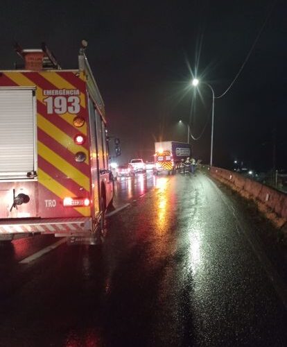 Acidente com cinco veículos deixa sete feridos em rodovia de Tubarão