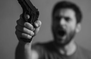 Assaltante armado rende funcionário e foge com dinheiro de posto em Braço do Norte