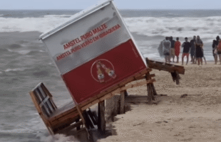Abertura da barra da Ibiraquera arrasta quiosque em Imbituba