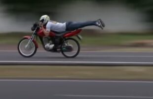 De Superman a Multa-man: PRF corta o “voo” de motociclista acrobata na BR-101