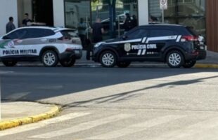 Caixa eletrônico do Sicoob é arrombado no Centro de Orleans