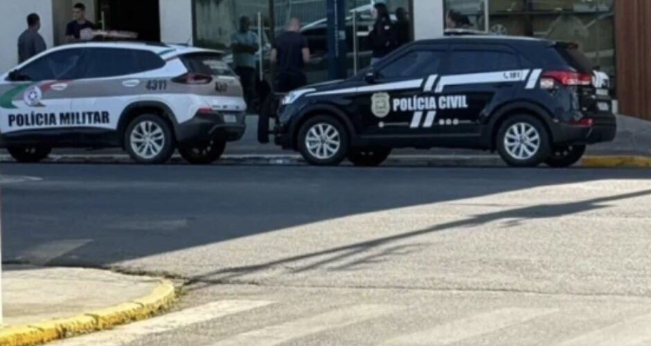 Caixa eletrônico do Sicoob é arrombado no Centro de Orleans