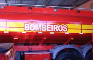 Incêndio em vegetação de grande proporção mobiliza bombeiros em Balneário Gaivota