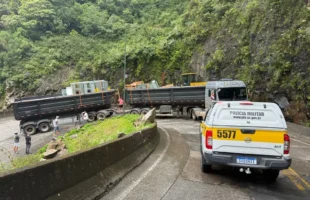 Carreta irregular causa bloqueio e congestionamento na Serra do Rio do Rastro
