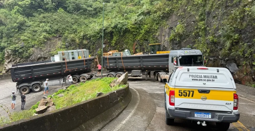 Carreta irregular causa bloqueio e congestionamento na Serra do Rio do Rastro