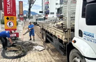 Palhoça realiza mutirão de limpeza e reconstrução após forte chuva