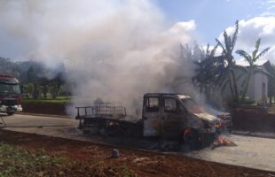 Caminhão pequeno é destruído por incêndio em Criciúma