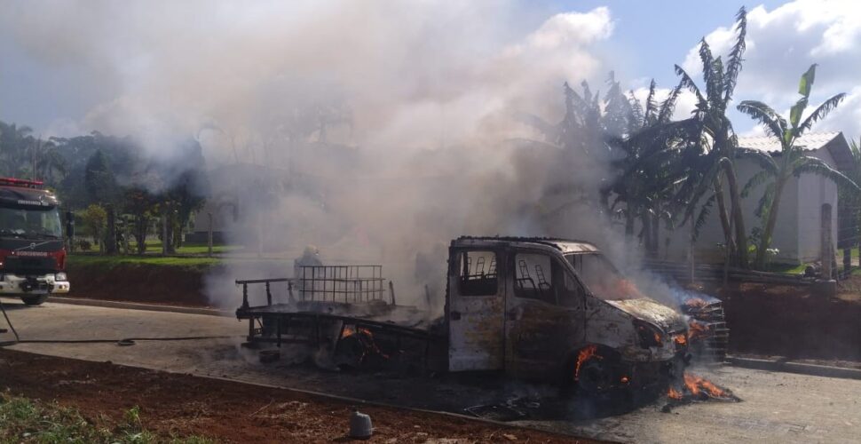 Caminhão pequeno é destruído por incêndio em Criciúma