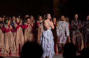 Hoje em São Ludgero: soprano Débora Faustino comanda espetáculo natalino imperdível