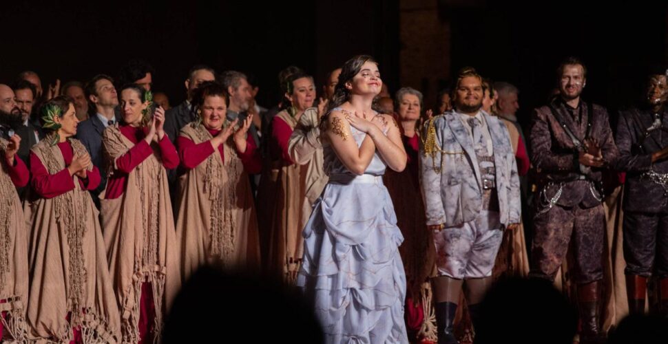 Hoje em São Ludgero: soprano Débora Faustino comanda espetáculo natalino imperdível