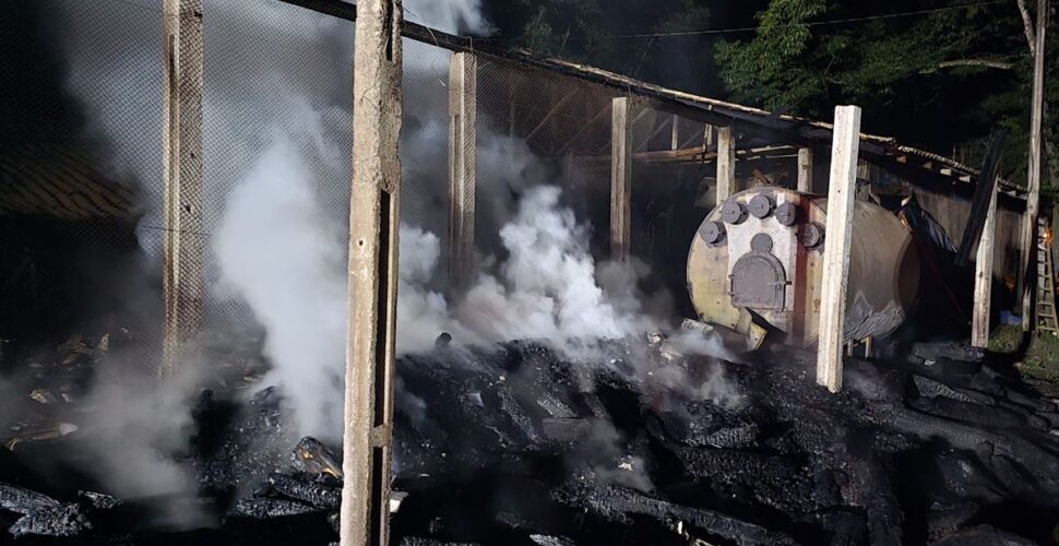 Incêndio em aviário de Orleans causa prejuízo de R$ 600 mil