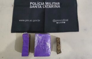 PM detém adolescente por tráfico de drogas após perseguição em Araranguá