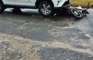 Motociclista fica ferido após colisão entre moto e caminhonete na SC-445, em Balneário Rincão