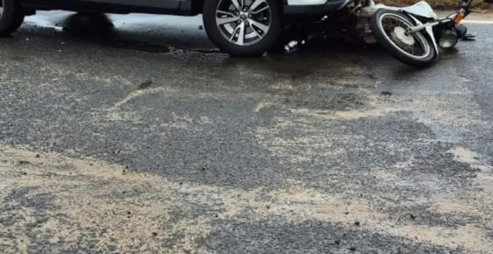Motociclista fica ferido após colisão entre moto e caminhonete na SC-445, em Balneário Rincão